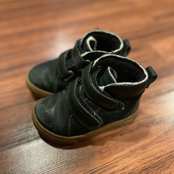 Toddler Black Velcro UGG Shoes - Picture 9 of 12
